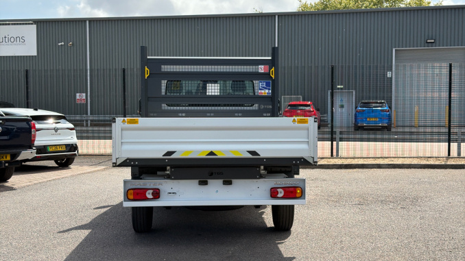 Renault Master Mwb Diesel Fwd ML35dCi 150 Advance Low Roof Aluminium Tipper - Image 11